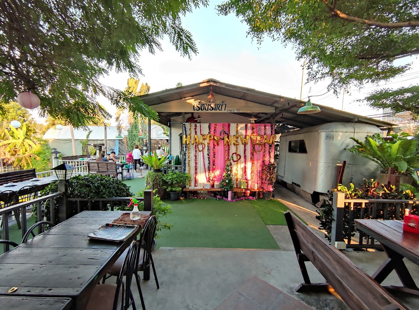 เรือนริมน้ำ ลาดกระบัง